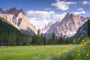 Wandern im Fischleintal in Südtirol mit Blick auf die Berge