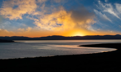 Obraz premium sunrise over lake