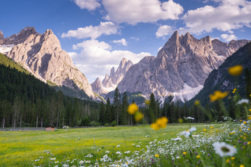 Wandern im Fischleintal in Südtirol mit Blick auf die Berge