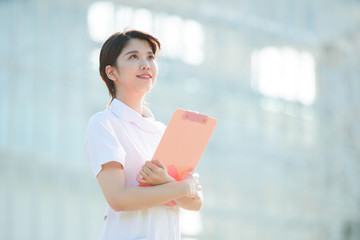 白衣の女性