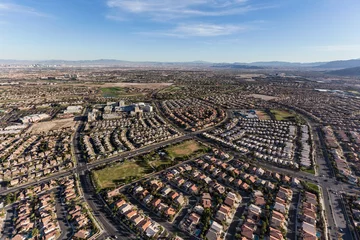 Rolgordijnen Luchtfoto van de straten en daken in de voorsteden in de wijk Summerlin in Las Vegas, Nevada. © trekandphoto