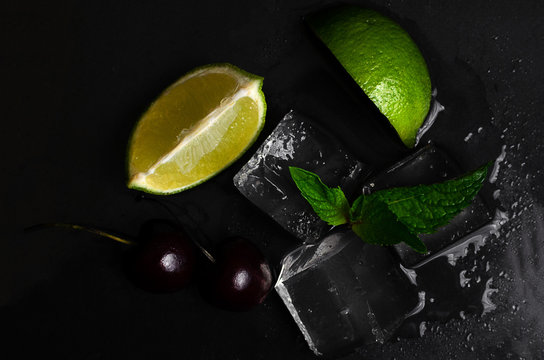Set of coctails with ice, fruit and pepermint