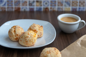 Café da manhã com pão de queijo