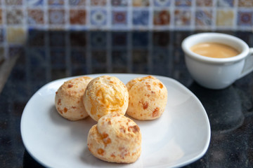Café da manhã com pão de queijo