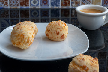 Café da manhã com pão de queijo