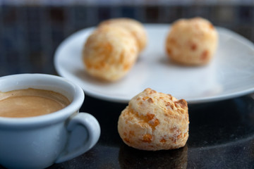 Café da manhã com pão de queijo