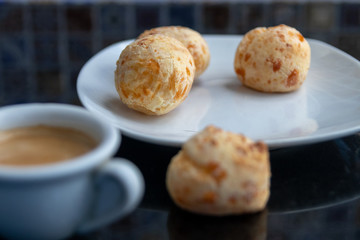 Café da manhã com pão de queijo