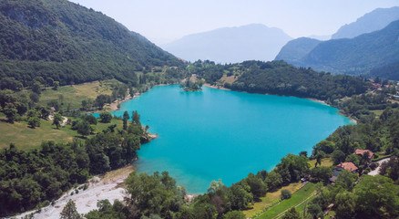 Fototapeta na wymiar Der türkisblaue Tennosee oberhalb des Gardasees in Italien