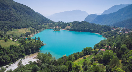 Der türkisblaue Tennosee oberhalb des Gardasees in Italien