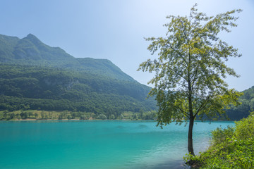 Der türkisblaue Tennosee oberhalb des Gardasees in Italien