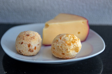 Café da manhã com pão de queijo