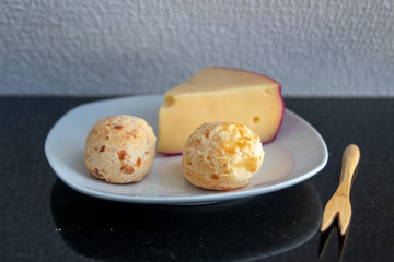 Café da manhã com pão de queijo