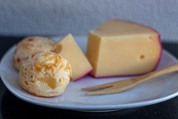 Café da manhã com pão de queijo