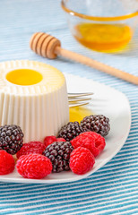 They look like artificial goodies! But they are delicious and beautiful blackberries and fresh raspberries. With fresh cheese they are an appetizing breakfast, snack or dinner, with honey.