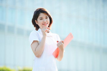 人差し指を立てる白衣の女性
