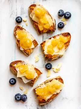 Toasted bread, manchego cheese and pear jam