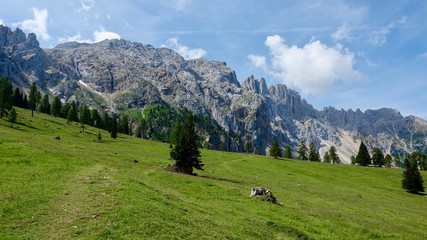 Fototapeta na wymiar Blick zur Latemar Gebirgskette in den Dolomiten, Südtirol