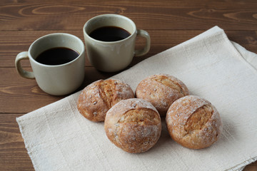 フランスのパン ライ麦パン ホットコーヒー 木のテーブル