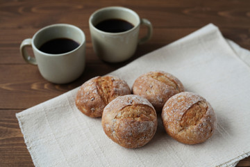 フランスのパン ライ麦パン ホットコーヒー 木のテーブル