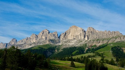 Obraz premium Wandern im Rosengarten Gebirge in den Dolomiten