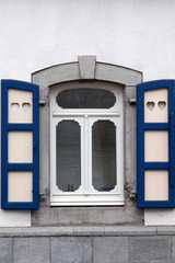Naklejka premium Une fenêtre et deux volets dans villages de Belgique