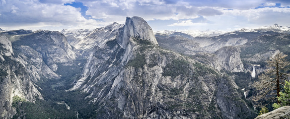 Panorámica del Parque nacional de Yosemite desde el Glacier point, California, USA - obrazy, fototapety, plakaty