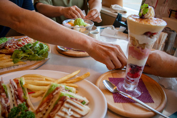 カフェで軽食を食べる