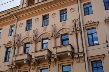 Fototapeta na wymiar Hausfassade in Sankt Petersburg mit Skulpturen, die Greifen zeigen