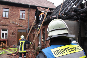 Die Feuerwehr mit dem Gruppenführer bei Löscharbeiten