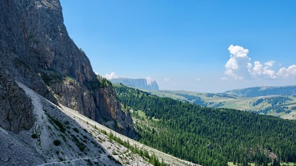 Fototapeta na wymiar Hochgebirgswandern am Sella Joch /Seiser Alm, Dolomiten
