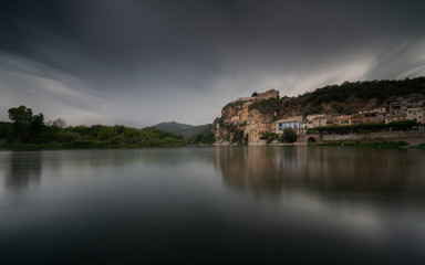 Fototapeta na wymiar larga exposición de Miravet con el rio Ebro