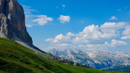Fototapeta premium Hochgebirgswandern am Sella Joch /Seiser Alm, Dolomiten