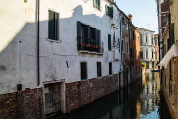 Venezada Italia uma cidade unica com seus canais que são usados como ruas e avenidas com um frenetico vai e vem de embarcações. Uma das cidades mais bonitas da Italia