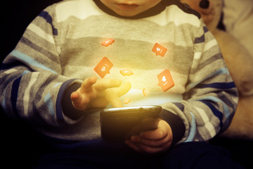 Kind spielt mit Smartphone