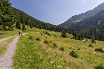 Obraz premium Randonneuse et enfant en vélo en montagne
