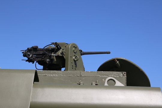 metralleta en lo alto de un tanque del ej&eacute;rcito de tierra