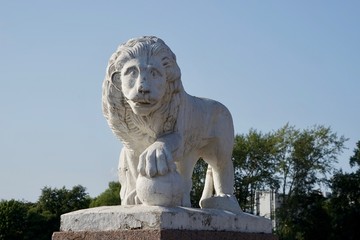 Fototapeta na wymiar Löwenskulptur auf der Jelagin-Insel in Sankt Petersburg