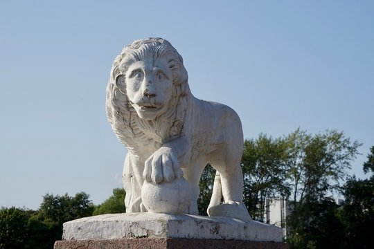 Löwenskulptur auf der Jelagin-Insel in Sankt Petersburg