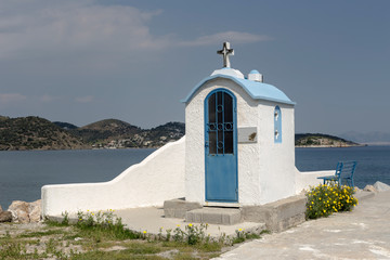 Fototapeta na wymiar Old, white church near the sea (Greece)