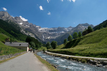 Bello paisaje de montaña sobre río de agua clara.