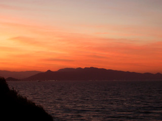 Fototapeta premium Céu com por do sol no litoral de Santa Catarina, Florianópolis, Brasil, 2019, mar 