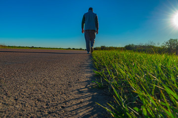 Fototapeta premium Hombre Caminando por la Ruta