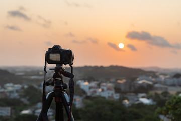 沖縄の夕景　カメラでの撮影風景