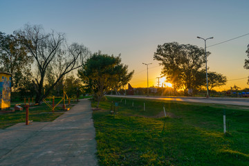 Obraz premium Entrada al Pueblo al Atardecer - Juan Jose Castelli