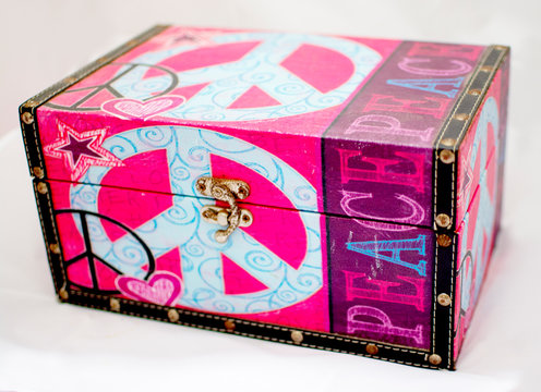 baul paz amor hippie rosa