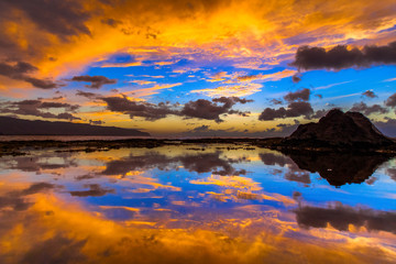 Naklejka na ściany i meble Amazing North Shore Oahu sunset reflected in a tide pool