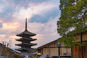 Obraz premium 古都京都 八坂の塔と東山の夕景