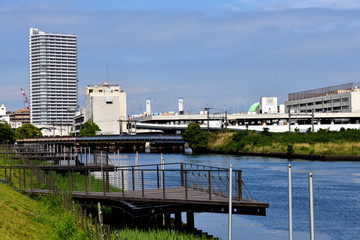 青空の横浜ポートサイドの景色
