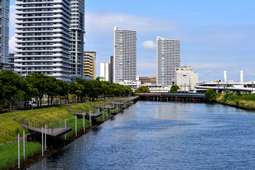 青空の横浜ポートサイドの景色