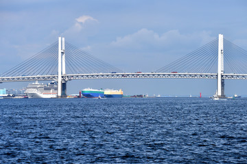 Obraz premium 白い雲が浮かぶ横浜港とベイブリッジ